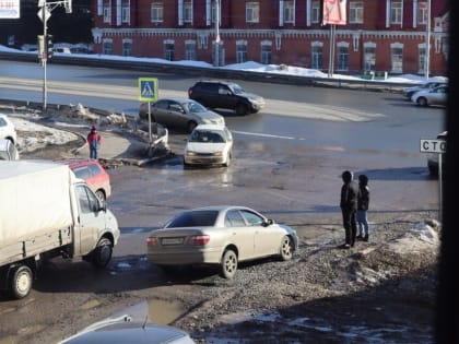 Третья за месяц машина попала в засыпанную щебнем раскопку на Транспортной