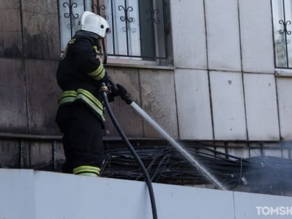 Балкон сгорел во время ночного пожара в жилой томской девятиэтажке