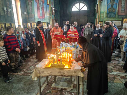 В день Радоницы в храмах Колпашевской епархии совершалось пасхальное поминовение усопших