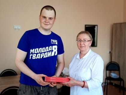 Молодогвардейцы Томской области поздравили социальных работников