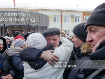 «Я теперь пойду домой с родней»: экс-мэра Томска Кляйна освободили в зале суда после приговора