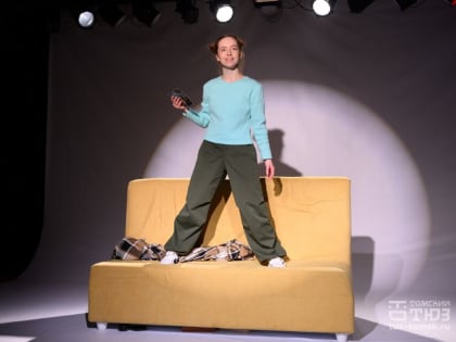 Кинематографичная сказка о поиске отца: каким получился спектакль «Полина ищет па» от ТЮЗа