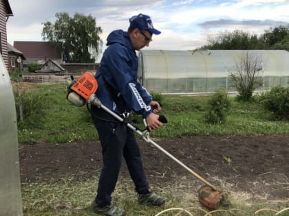 В Кривошеино семье мобилизованного помогли скосить траву на приусадебном участке