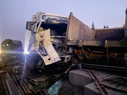Водитель фуры попал в больницу, врезавшись в бетонные блоки и два грузовика на томской трассе