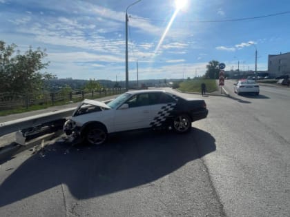 Toyota Mark въехал в дорожное ограждение на улице Алтайской в Томске