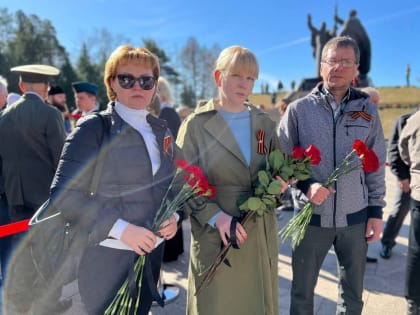 В День Победы члены «Единой России» возложили цветы к Вечному огню в Томске