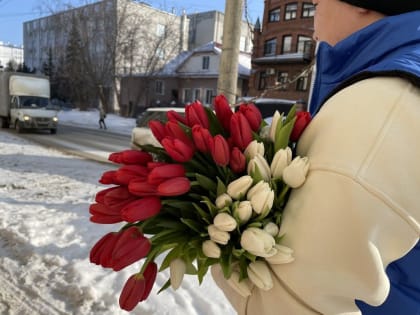 Активисты «Единой России» поздравили женщин Томска