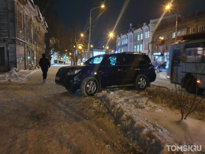 Мастера томской парковки: пешеходная стоянка или загороженные проезды