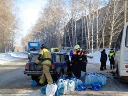 Четверо пострадали в лобовом столкновении автобуса и 