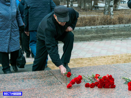Торжественное возложение цветов к памятнику Николая Рукавишникова прошло в Томске