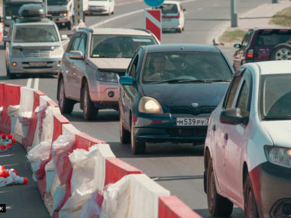 Сильные пробки фиксируются в районе томского Коммунального моста в субботу днем