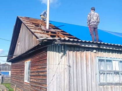 Матери участника СВО из Колпашевского района помогли с ремонтом крыши