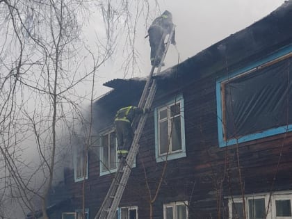 В Томске потушили крупный пожар в двухэтажном расселенном доме