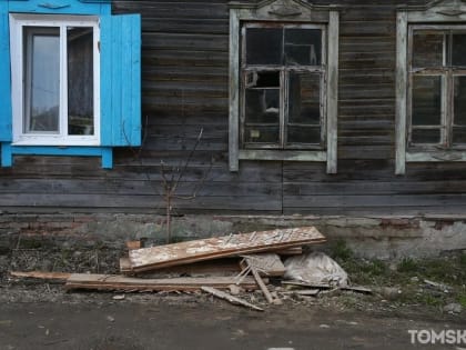 Сгоревшие деревянные «аварийки» в центре Томска начали сносить