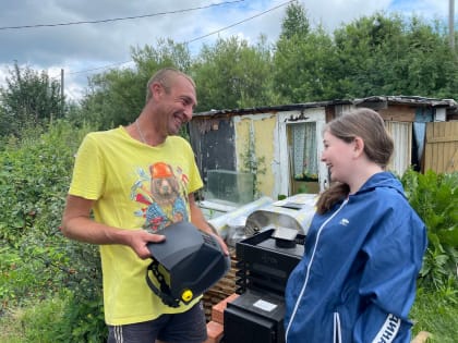 Активисты «Молодой Гвардии Единой России» поздравили родителей молодогвардейцев с Днём металлурга