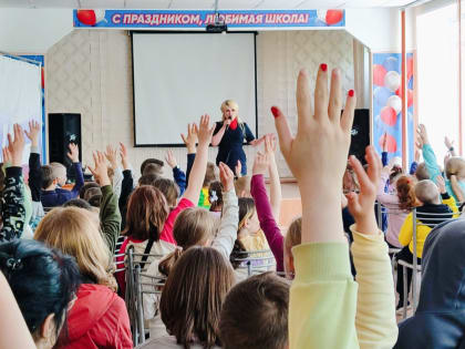 Госавтоинспекторы продолжают проводить профилактические встречи со школьниками