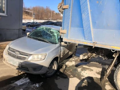 Мусоровоз врезался в Ладу во дворе дома в «Зеленых горках»