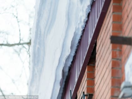 Снег с крыши дома завалил мужчину в Томской области