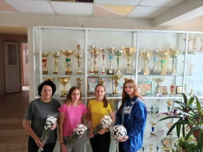 Молодогвардейцы Томской области поздравили учителей физкультуры с профессиональным праздником