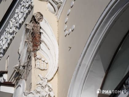 Власти выясняют причины разрушения фасада 