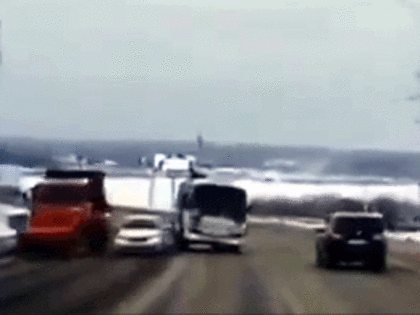 Водителя томского автобуса доставили в ГАИ за езду по встречке