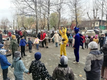 Депутаты провели праздник для жителей многоквартирного дома по ул. Вокзальная, 25