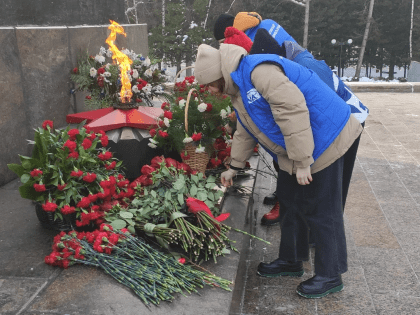 Молодогвардейцы Томской области возложили цветы к Вечному Огню Мемориала боевой и трудовой славы томичей