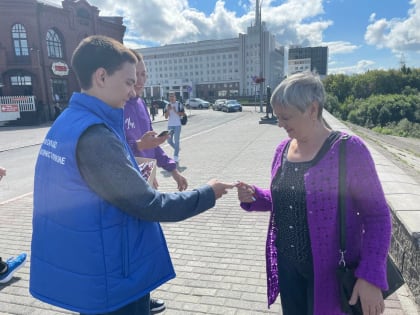 Молодогвардейцы Томской области раздали ленты-триколоры жителям города Томска в честь Дня Государственного флага Российской Федерации