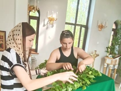 В с. Кривошеино студенты помогли украсить храм к празднику Святой Троицы