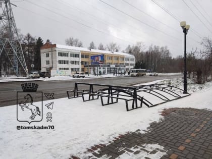 В Томске на Нахимова устанавливают новые остановочные павильоны
