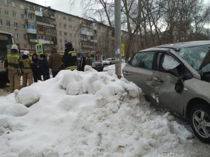 В Томске после столкновения с трамваем пассажир «легковушки» попала в реанимацию