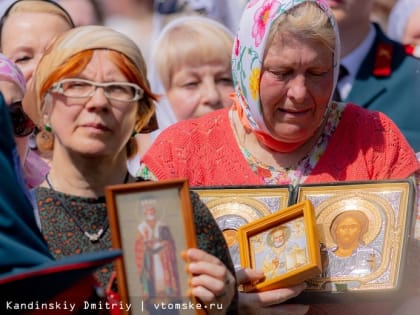 Десятки человек вышли в Томске на крестный ход памяти святых Кирилла и Мефодия