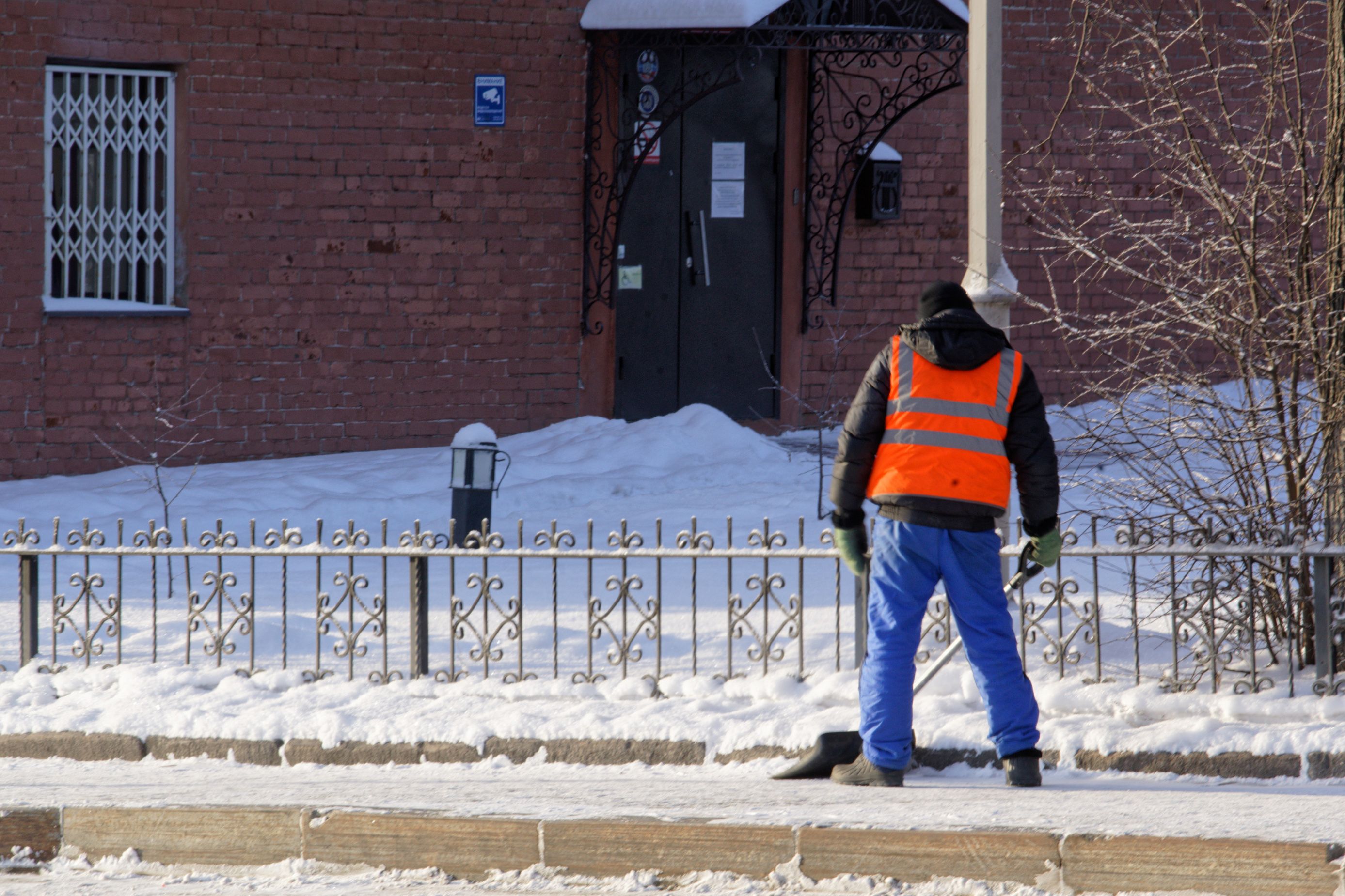 В районах города работают почти 800 дворников - новости Северска