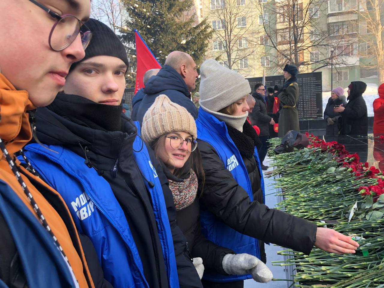 Новости томска сегодня. Сквер воинов интернационалистов Томск. День памяти возложение цветов. Возложение цветов к мемориалу. Активисты.