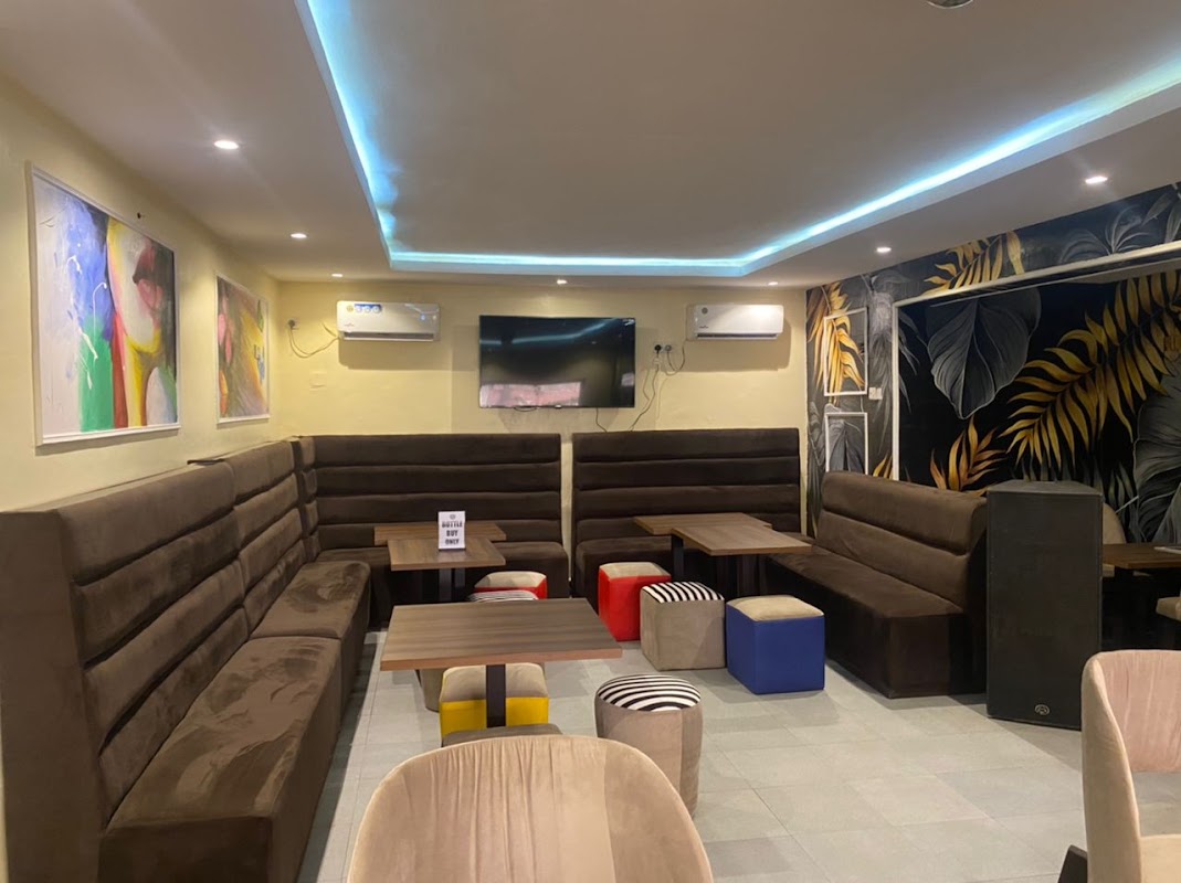Mellos Lounge and Bar