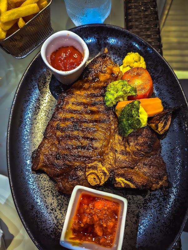 De Bull Restaurant & Bar
