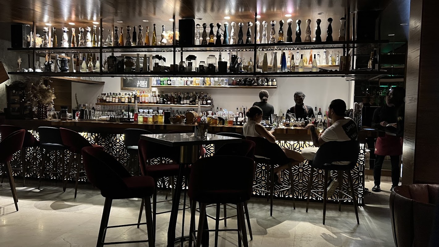 Koï, Restaurant & Lounge