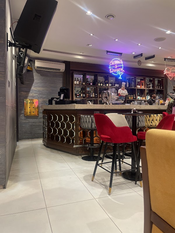 10 Eleven Restaurant & Lounge