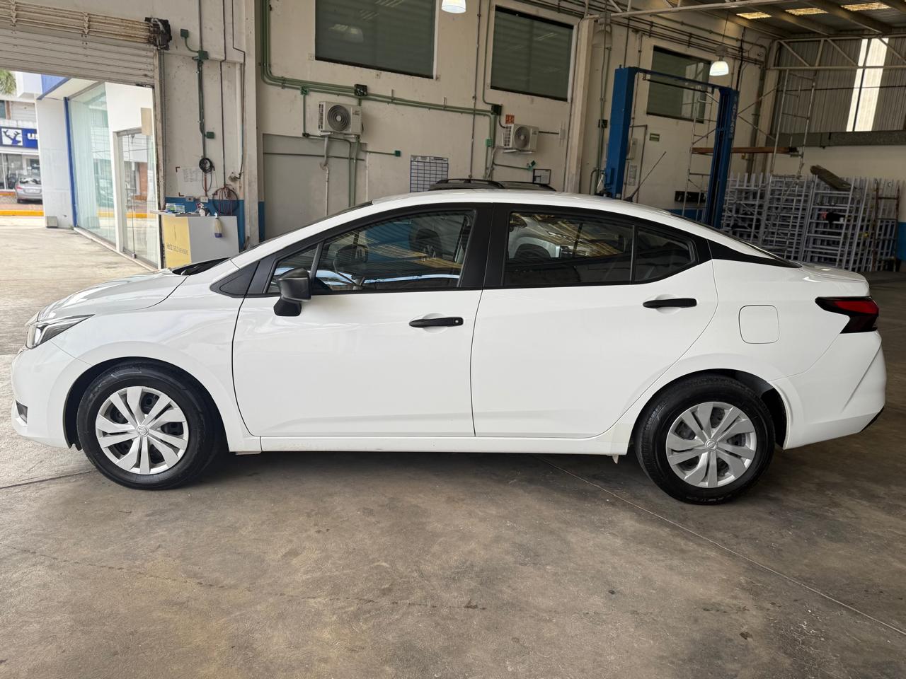 Foto 1 de 3 — 2024 Nissan Versa