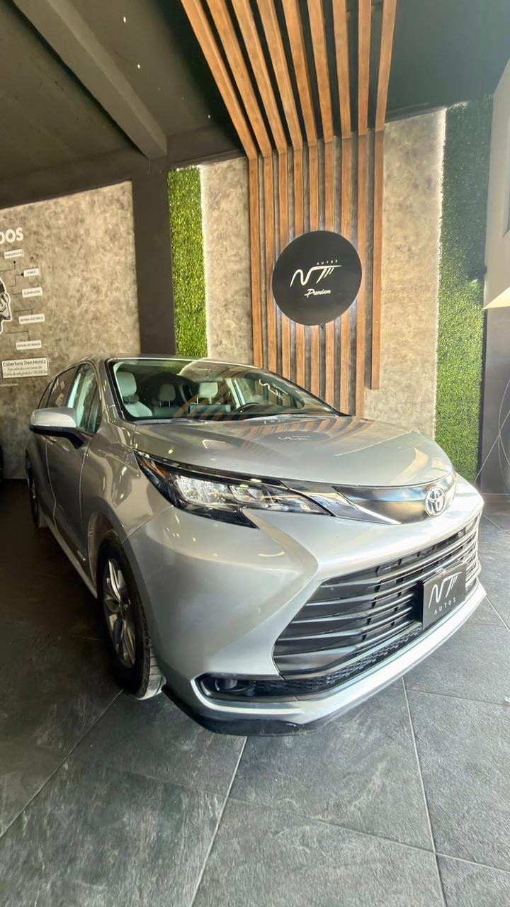 2021 Toyota Sienna LE HIBRIDO 2.5L