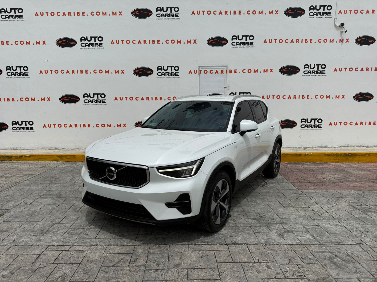 Foto 1 de 3 — 2023 Volvo XC40 B4 PLUS
