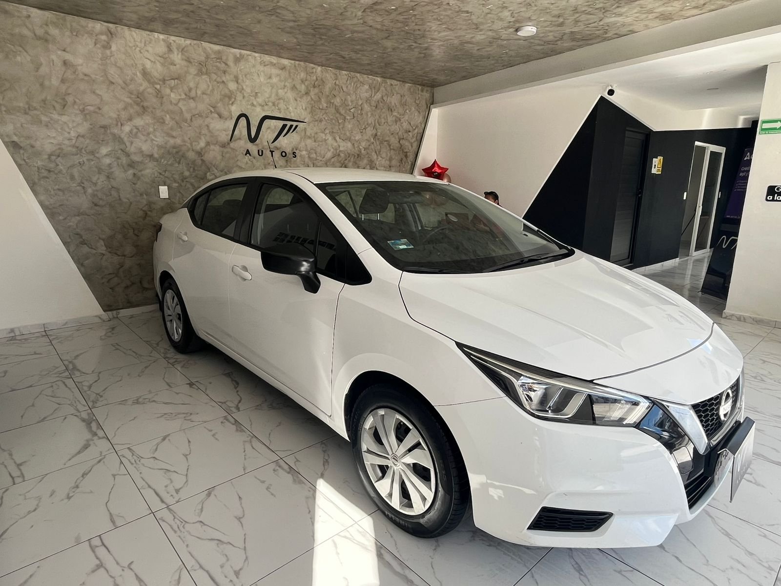 Foto 1 de 3 — 2023 Nissan Versa