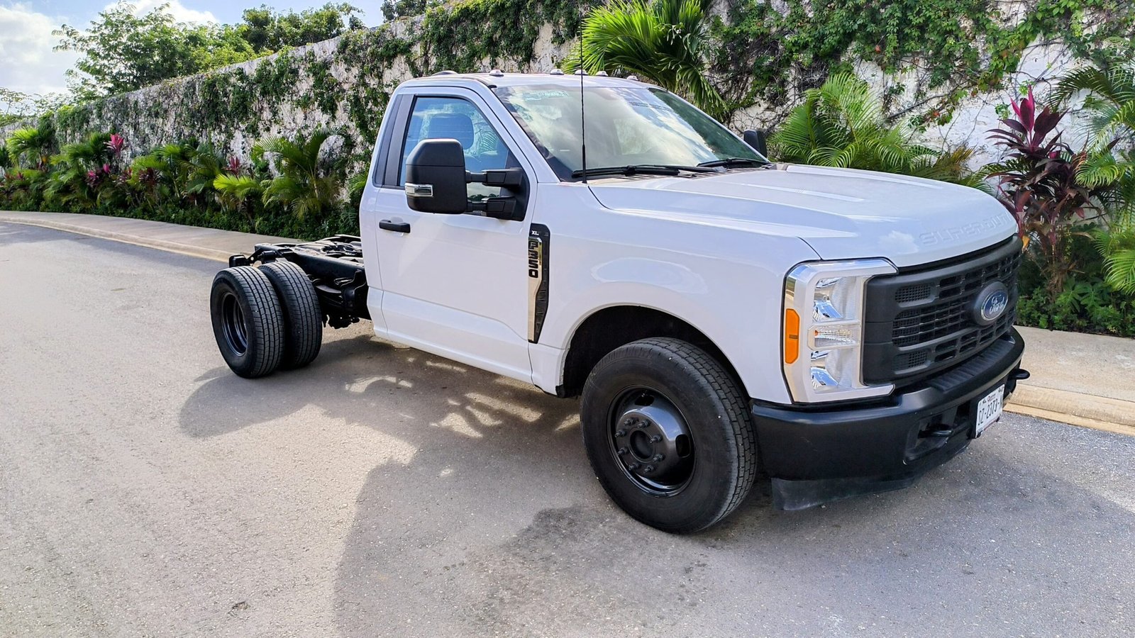 2023 Ford F-350 XLT CHASIS V 87.3 L