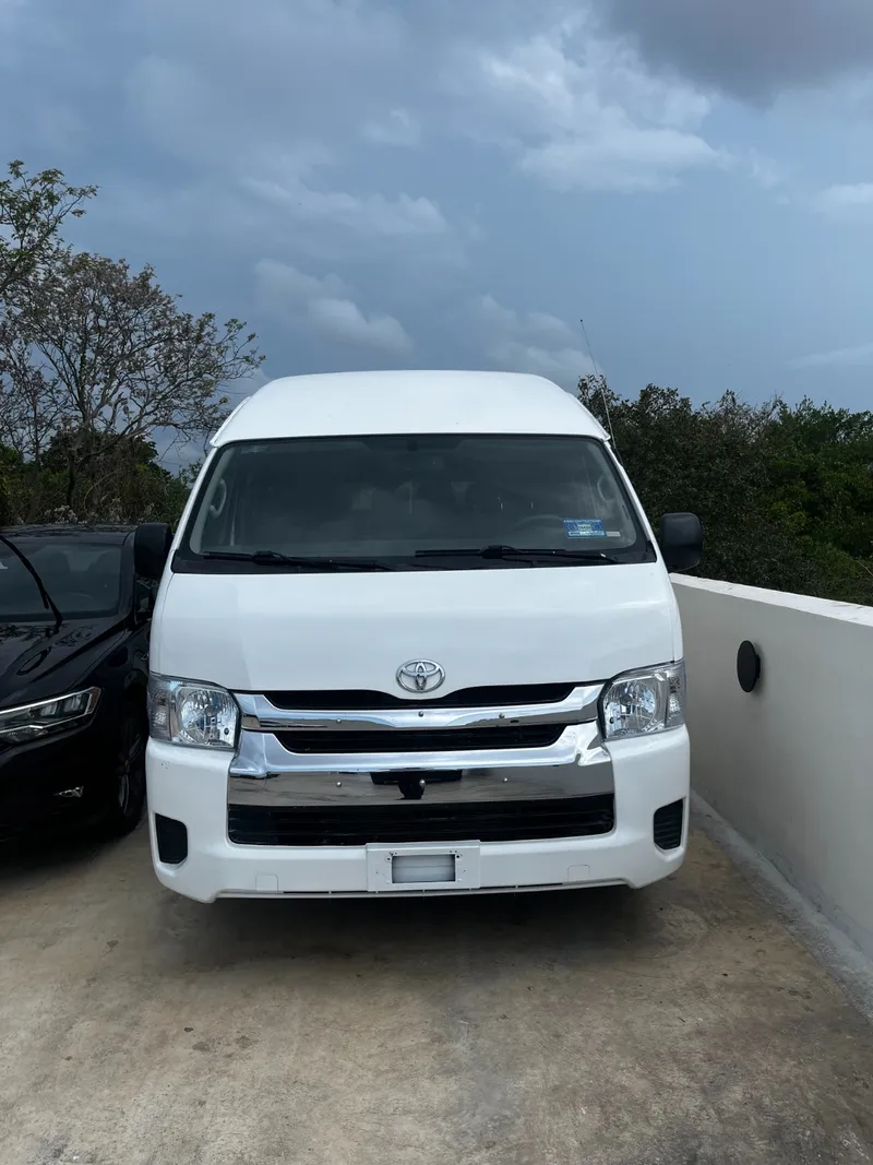 Foto 1 de 3 — 2019 Toyota Hiace 15 PASAJEROS