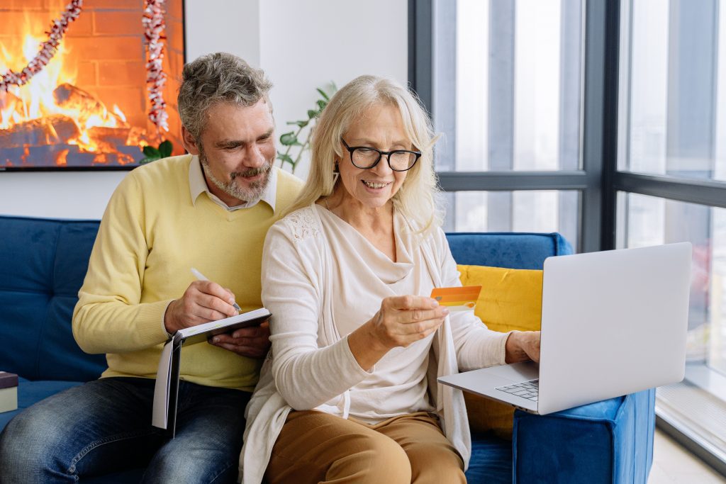 How to Safely Manage Your Money While traveling