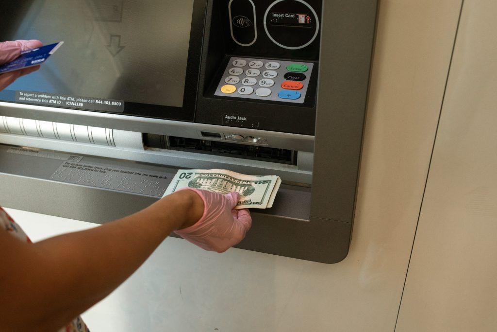 How to Safely Manage Your Money While traveling