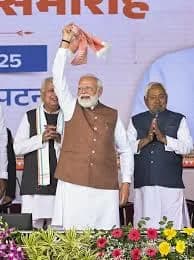 PM’s “Gamchha” Moment Steals Spotlight at Patna Swearing-In Ceremony