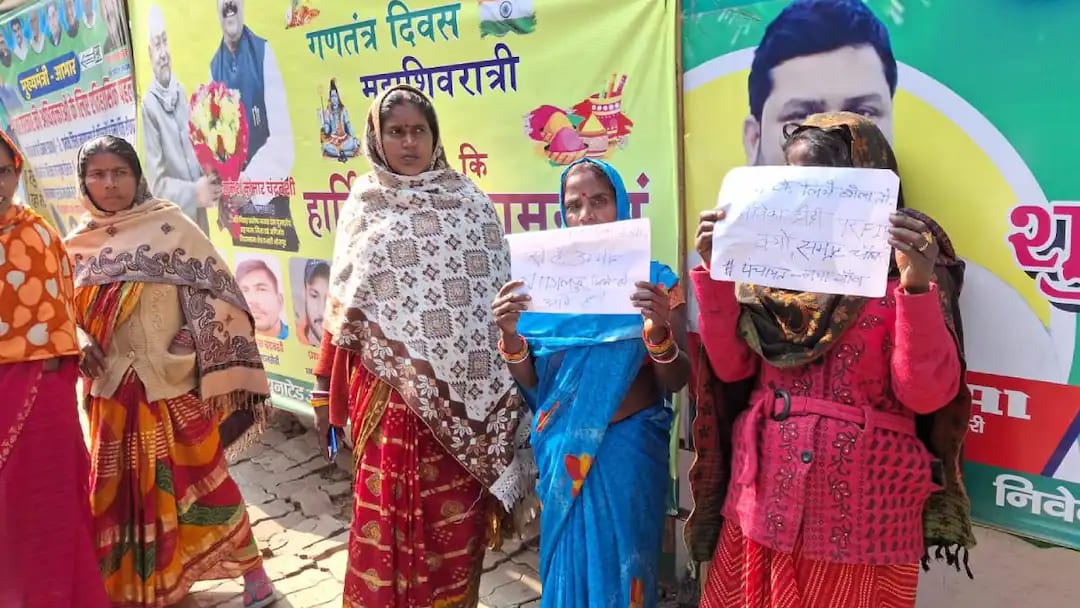 Jeevika Didi Protest at JDU Office in Patna Over Delay in ₹10,000 Annual Stipend  A