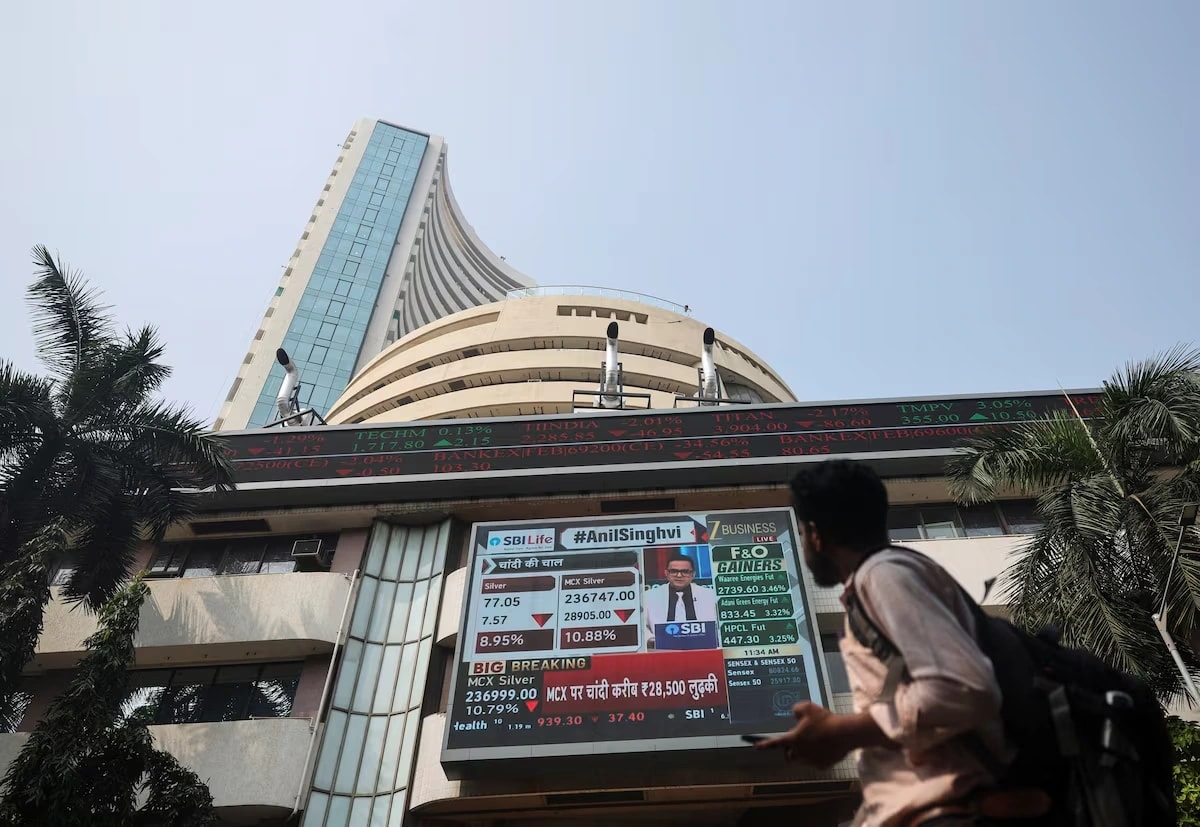 Indian Stock Markets Decline Amid IT Sector Sell-Off