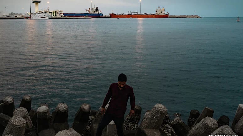 18 Indian Ships Carrying Oil and LPG Stranded Near Strait of Hormuz Amid Iran War